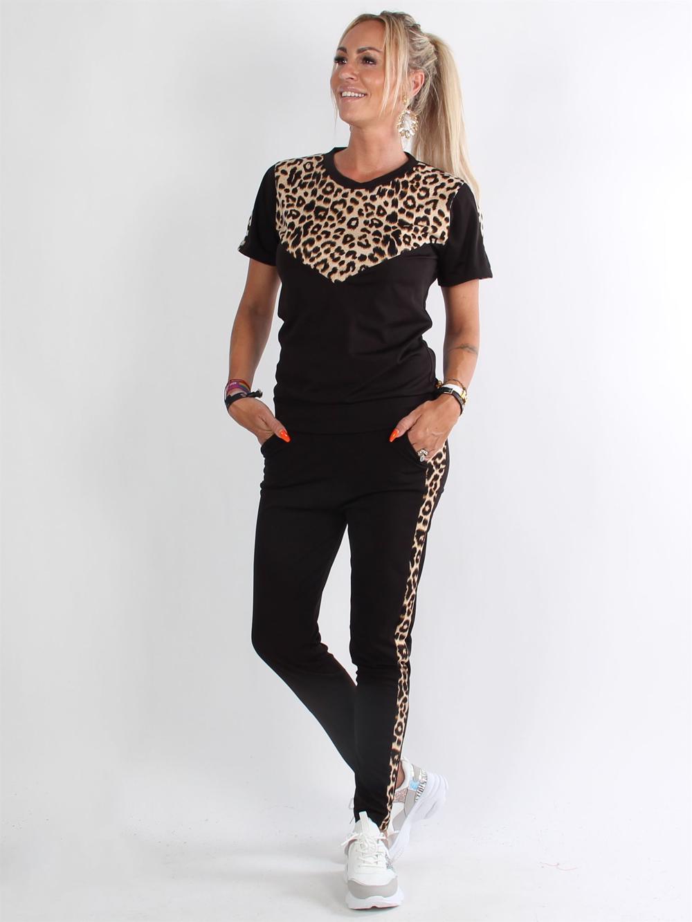 Puk - Svart joggingdräkt med coola leoparddetaljer